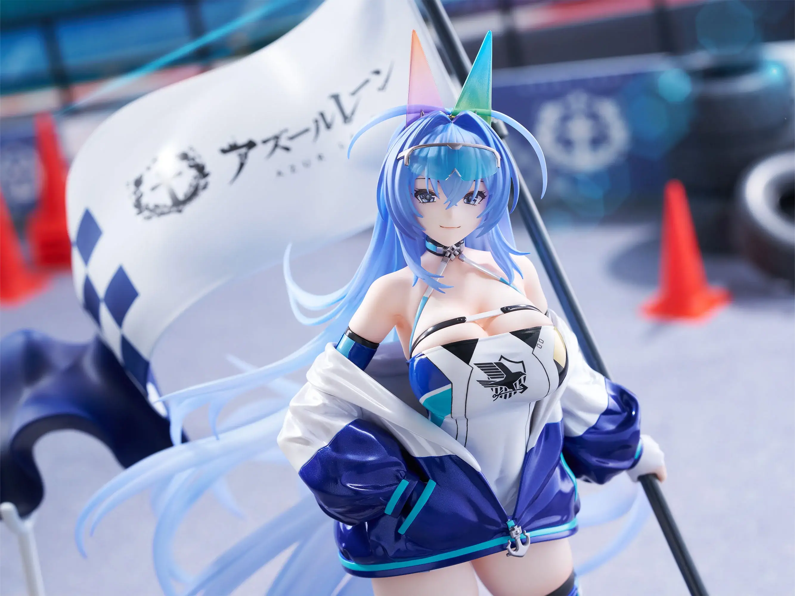 Figurine New Jersey IRF2024ver. d'Azur Lane par F:NEX (Furyu), tenue race queen bleue métallisée avec drapeau de course